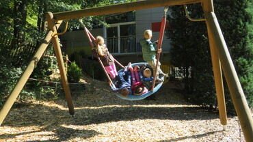 Kinder aud der Nestschaukel